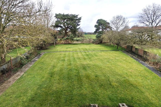 5 bed detached house