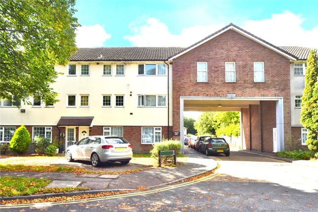 Avenue Road, Banstead, Surrey, SM7 2 bed ground floor flat for sale
