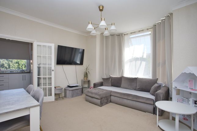 Sandgate Road, Folkestone, CT20 2 bed flat for sale