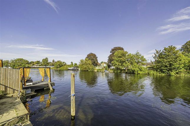 Laleham Reach, Chertsey KT16 2 bed detached house for sale
