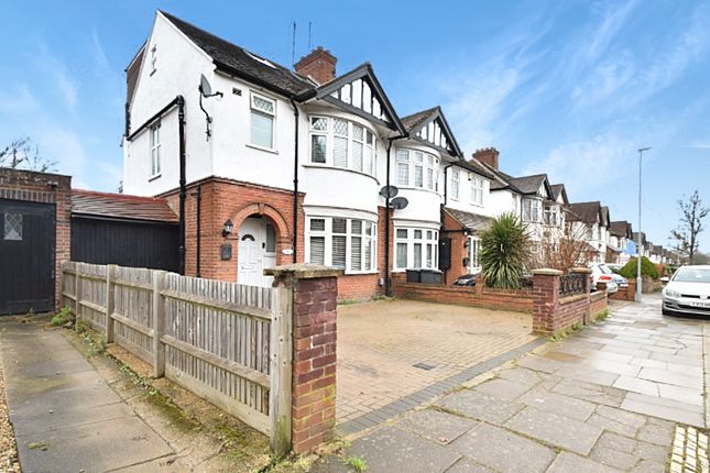 Wychwood Avenue, Luton, Bedfordshire... 5 bed semi