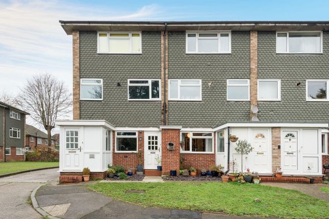 Tredenham Close, Farnborough, GU14 2 bed maisonette for sale