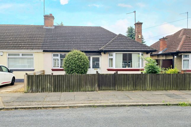 Ferndale Road, The Headlands... 2 bed semi