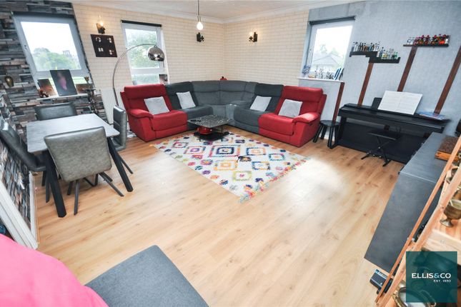 Martock Gardens, Friern Barnet, N11 2 bed apartment for sale