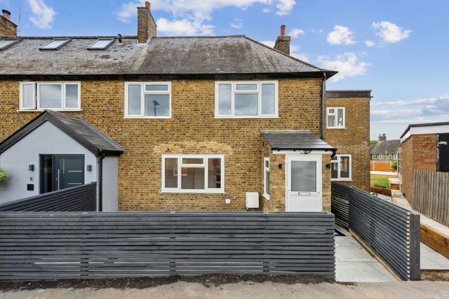 Crescent Way, London, N12 3 bed terraced house for sale