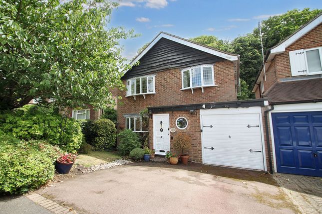 Bentley Way, Woodford Green, IG8 4 bed link detached house for sale