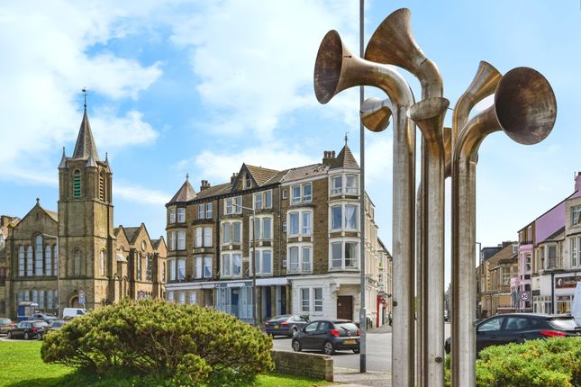 3 bedroom flat for sale