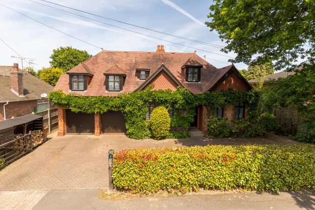 Avenue Gardens, Horley RH6 5 bed detached house for sale