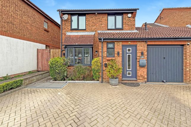 Highfields Close, Dunstable LU5 3 bed link detached house for sale