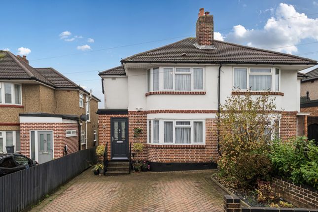 Beechcroft Avenue, Croxley Green... 3 bed semi