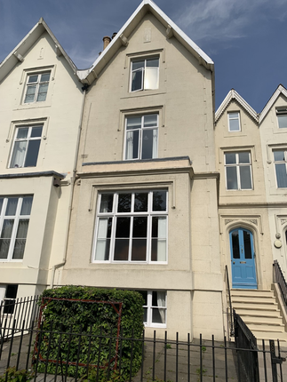 6 bedroom town house for sale