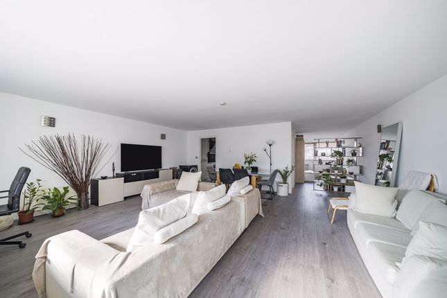 Albert Road, London, E16 1 bed apartment for sale