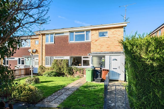 Dove Court, Alton, Hampshire, GU34 2 bed maisonette for sale