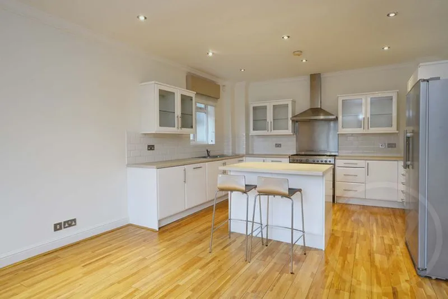 5 bed detached house