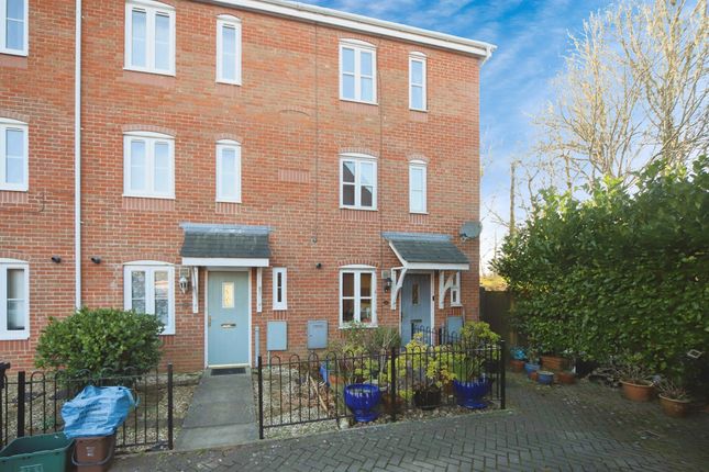 4 bedroom end of terrace house for sale