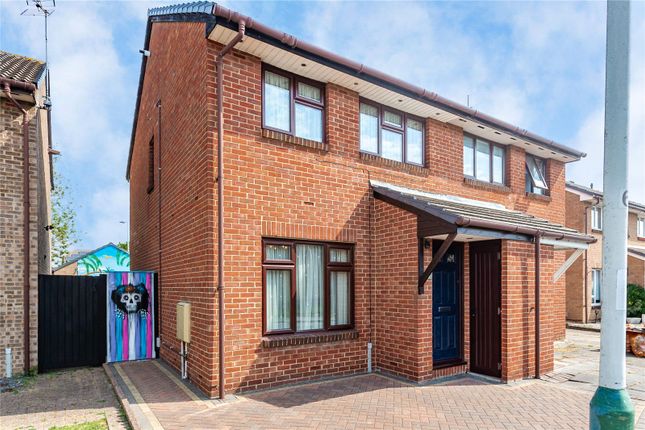 Sarre Avenue, Hornchurch, RM12 3 bed semi