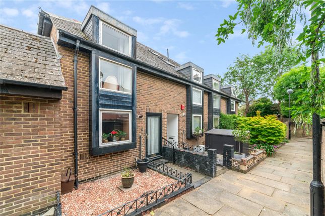 Kershaw Close, London, SW18 2 bed terraced house for sale