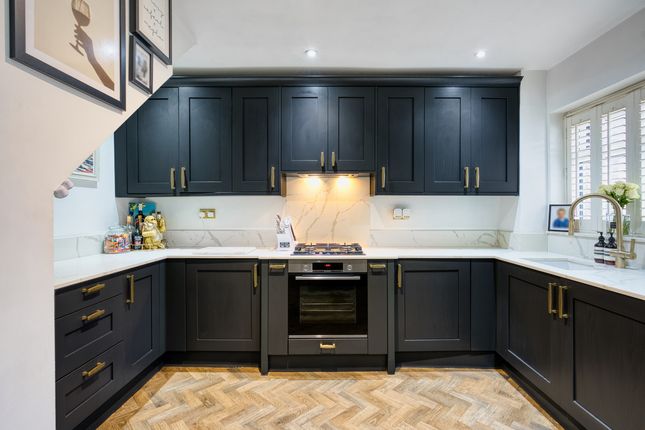 Saville Crescent, Ashford, TW15 2 bed terraced house for sale