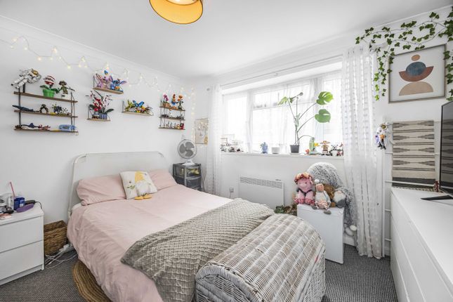 St. James Road, London, E15 2 bed ground floor flat for sale