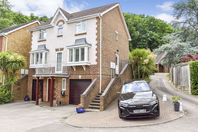 Russet Glade, Hampshire GU11 4 bed detached house for sale