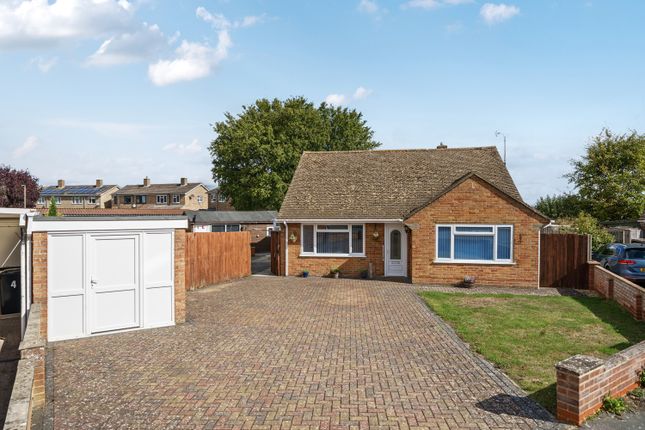 Squires Close, Brize Norton... 3 bed detached bungalow for sale