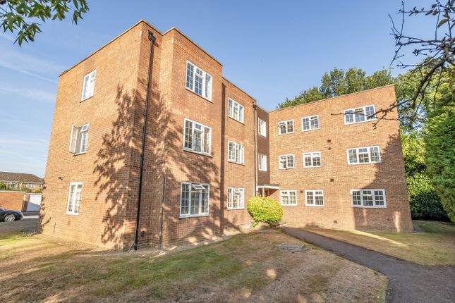 Colne Lodge, Walton On Thames... 2 bed flat for sale