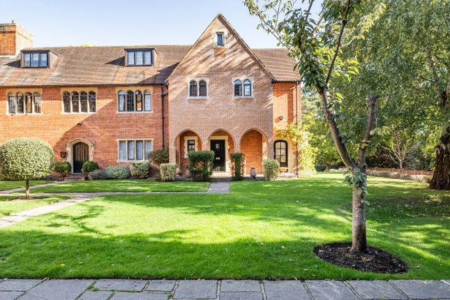 Oldfield Wood, Woking GU22 4 bed house for sale
