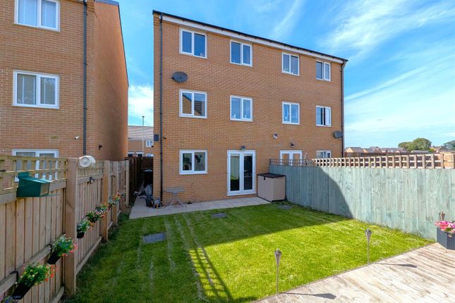Fagley Rise, Eccleshill, Bradford 4 bed semi