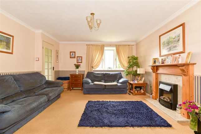 3 bed link detached house