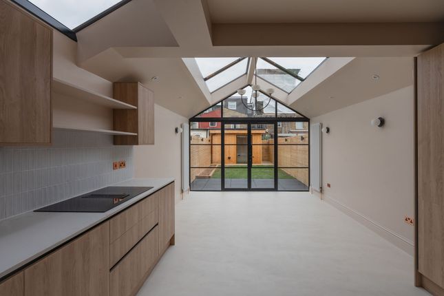 Sunnyside Road, London E10 4 bed terraced house for sale