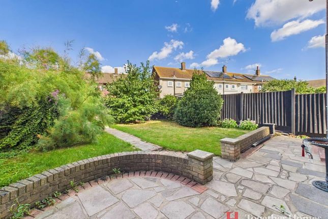 Deere Avenue, Rainham 3 bed end of terrace house for sale