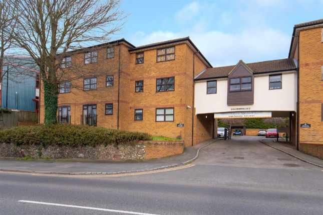 Station Road, Kings Langley 1 bed flat for sale