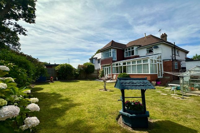 5 bed detached house