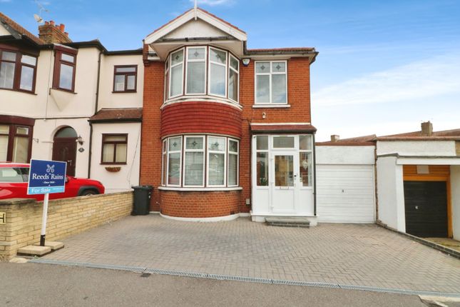 Hamilton Avenue, Ilford IG6 4 bed detached house for sale