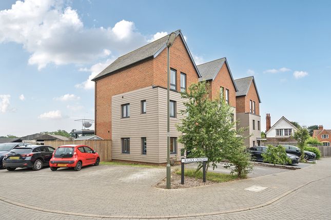 Bullock Crescent, Woking, GU22 4 bed detached house for sale