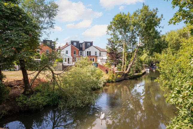 Radnor Road, WEYBRIDGE, KT13 2 bed terraced house for sale