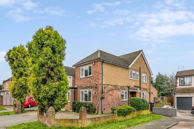 Cumberland Drive, Chessington KT9 3 bed detached house for sale