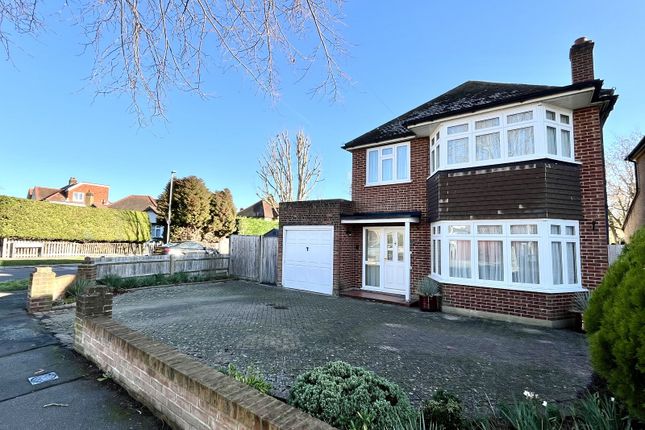 Somerset Avenue, Chessington, Surrey.... 3 bed detached house for sale