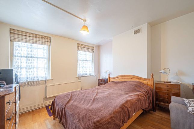Aeroville, Colindale, London, NW9 3 bed flat for sale