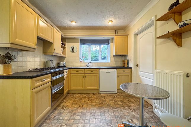4 bedroom link detached house for sale