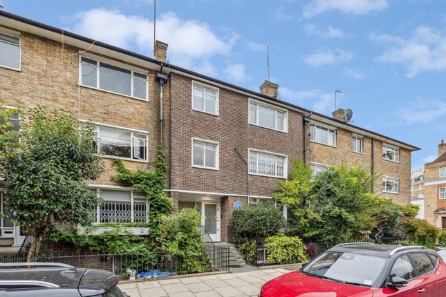 Freehold House On A Garden Square