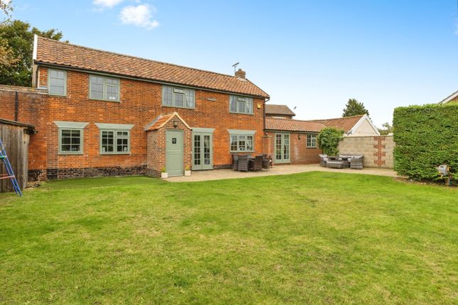 5 bedroom link detached house for sale