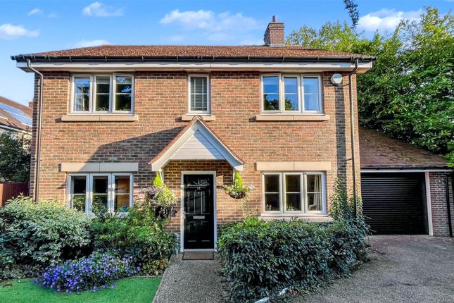 Hunters Place, Surrey GU26 4 bed detached house for sale