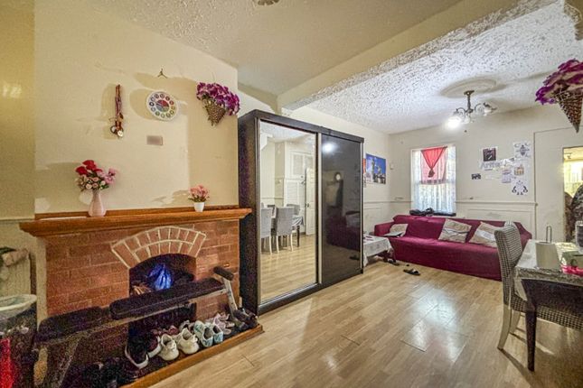 Kingsland Road, London E13 3 bed terraced house for sale