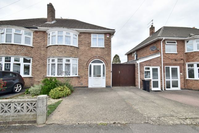 Lymington Road, Off Cardinals Walk... 3 bed semi