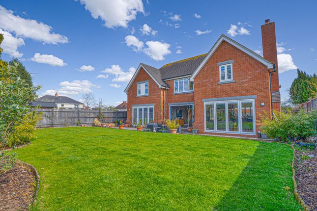 Hill View, Newport Pagnell MK16 5 bed detached house for sale