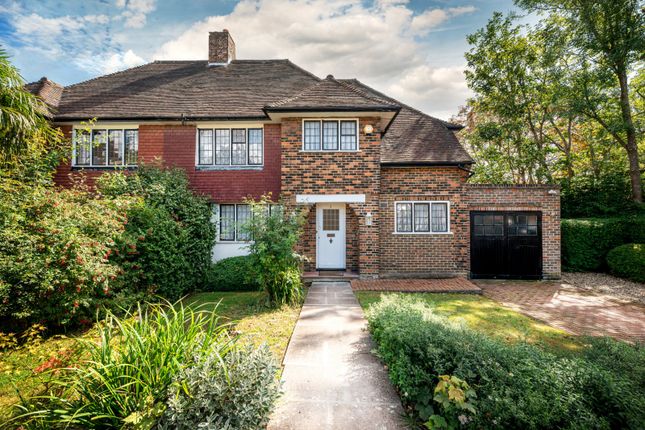 Greenhalgh Walk 5 bed house for sale