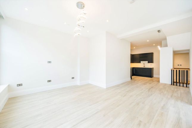 Putney Bridge Road, London SW15 2 bed flat for sale