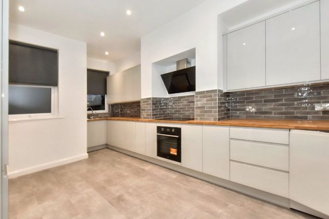 Royal Park Grove, Hyde Park, Leeds... 6 bed terraced house for sale