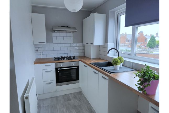 3 bedroom flat for sale